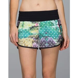LULULEMON Tracker Short 2-way Stretch
Paradise Grid Very Green Multi / Black 6